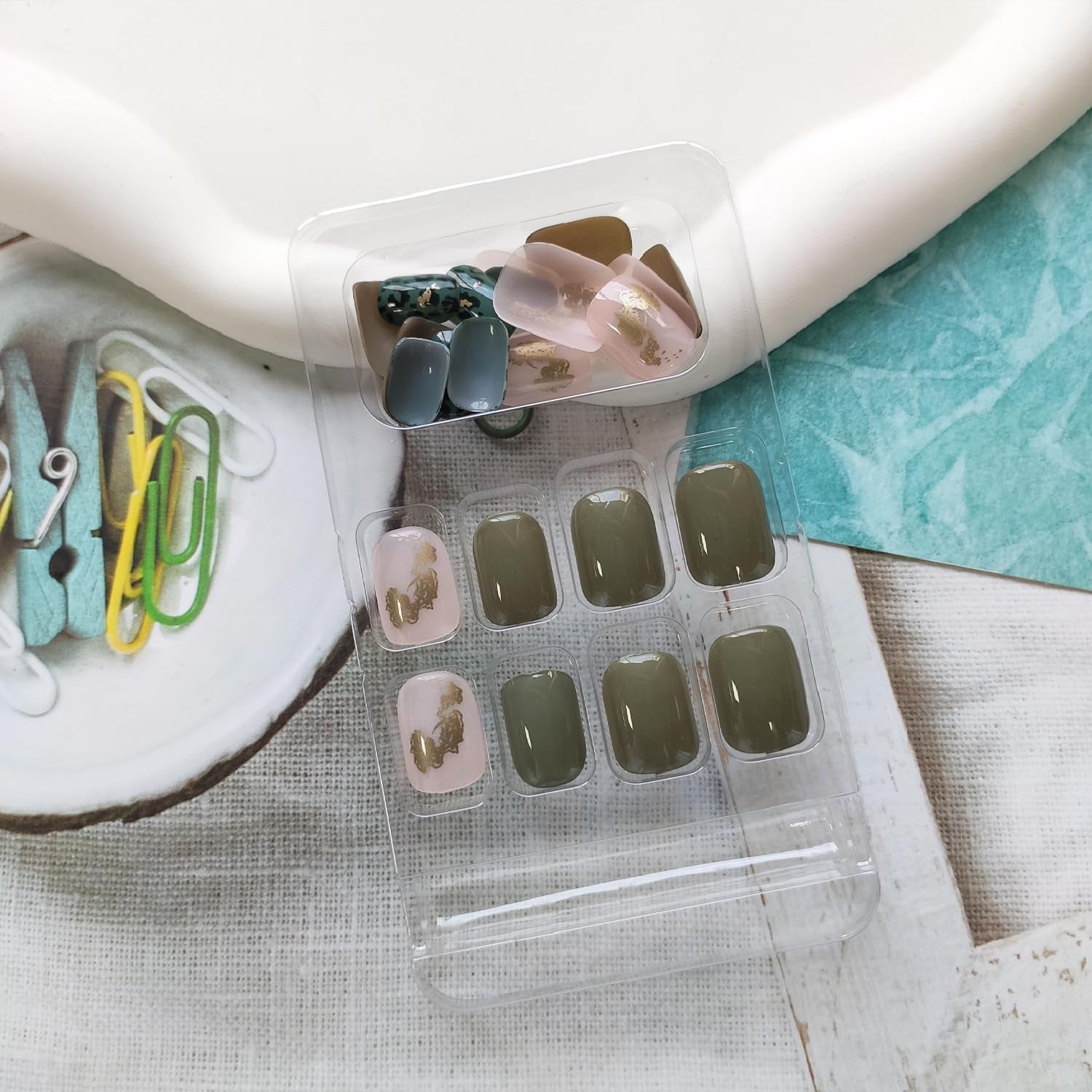 Press on Nails - Short Square False Nails with Glitter Designs, White Acrylic Leopard Artificial Full Cover Glue on Glossy Stick on Nails for Women